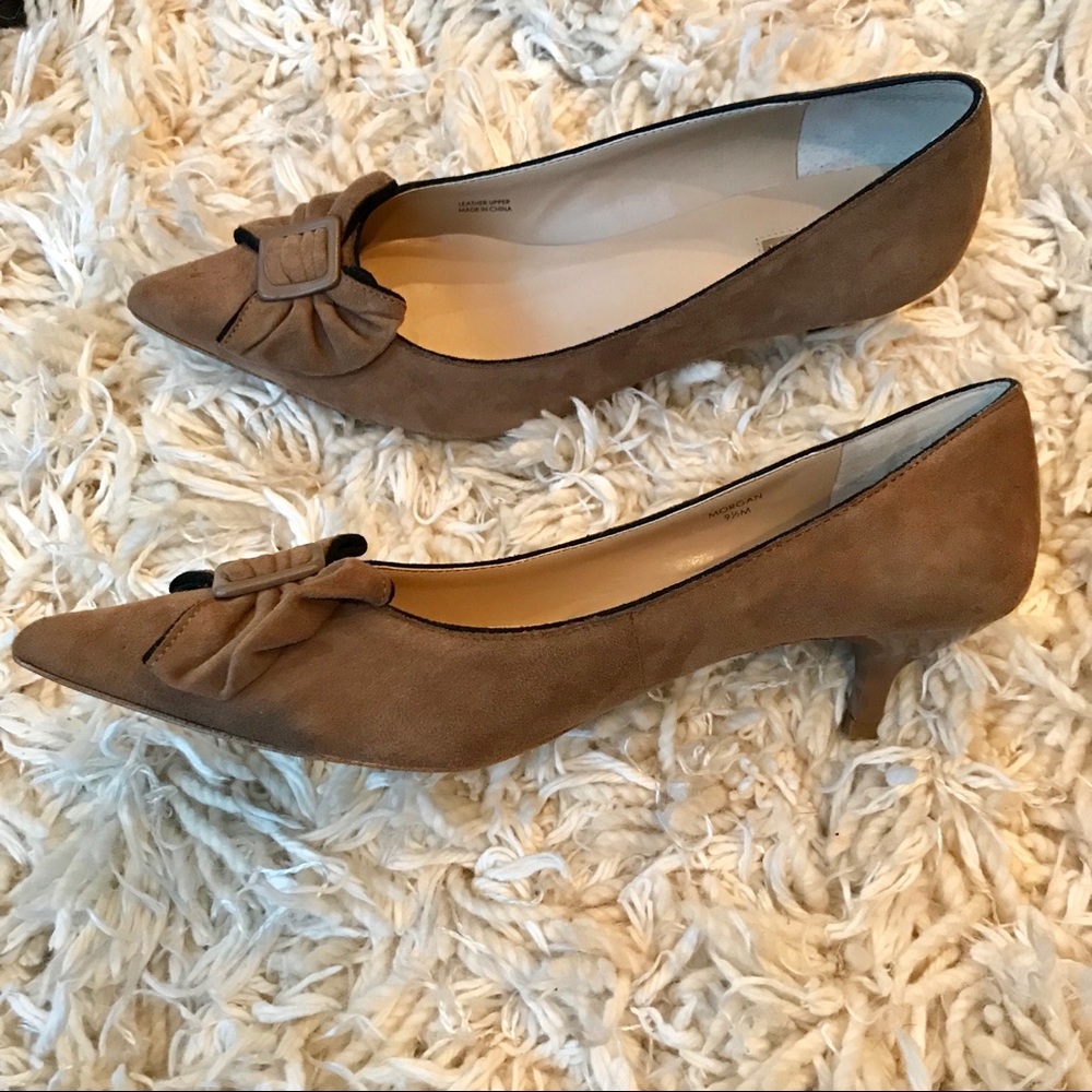 HOST PICK 💕Tahari Tan Suede kitten heels